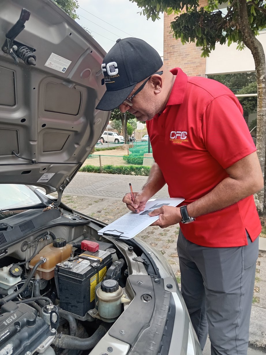 Perito tomando notas del vehículo